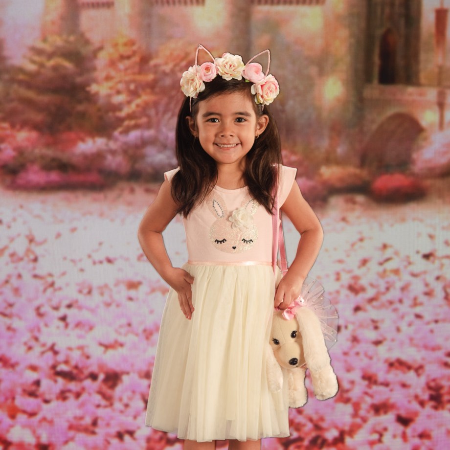 Kids in studio portrait photography mini sessions! Affordable, For kids children birthdays and special seasons like Christmas and Easter plus more! Huge creative background selection. Innovative Images Photography by Robert Berger serves Houston Katy and Fort bend Texas.