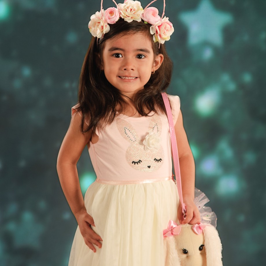 Kids in studio portrait photography mini sessions! Affordable, For kids children birthdays and special seasons like Christmas and Easter plus more! Huge creative background selection. Innovative Images Photography by Robert Berger serves Houston Katy and Fort bend Texas.